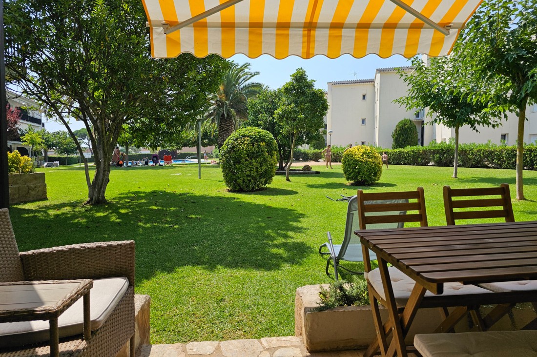 Planta Baja Con Jardín y Piscina